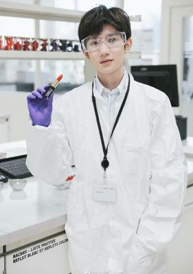 別人盛裝參加時裝周,只有王源披上白大褂,網友:下工廠指導嗎?